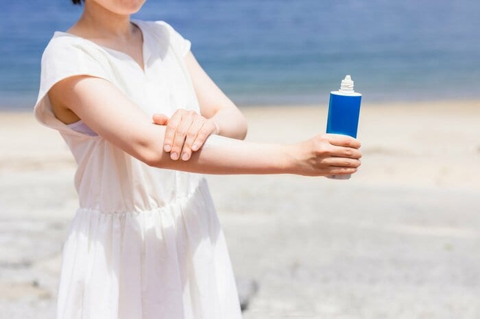 紫外線の強い場所では「効果強め」のものをチョイス(画像はイメージ)