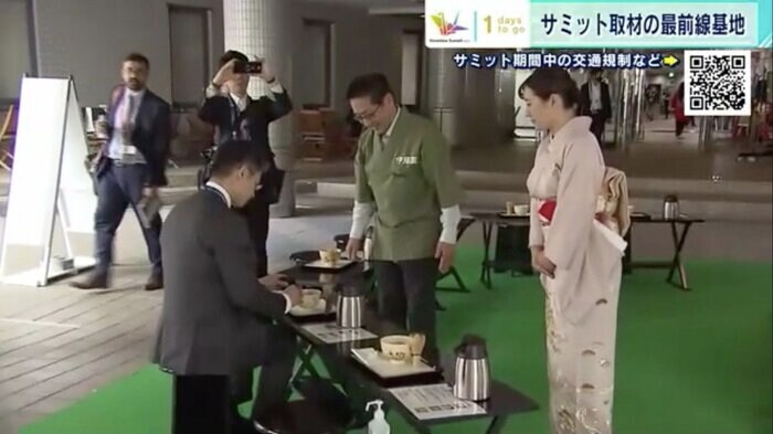 茶道を体験しているのは広島県の湯崎英彦知事(左)