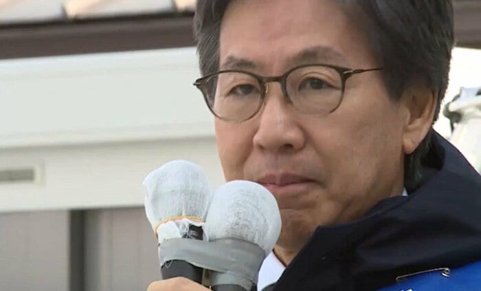 選挙期間中、街頭でマイクを握る安住氏