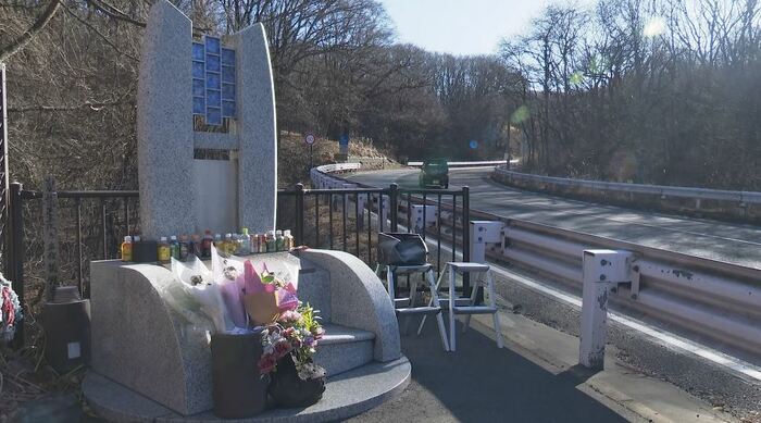 事故現場に設けられた慰霊碑