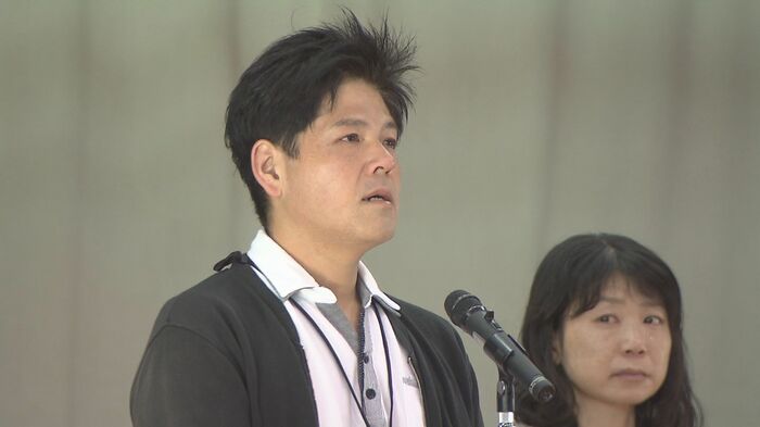 文庫に込めた思いを児童に向けて語る屋宜さん