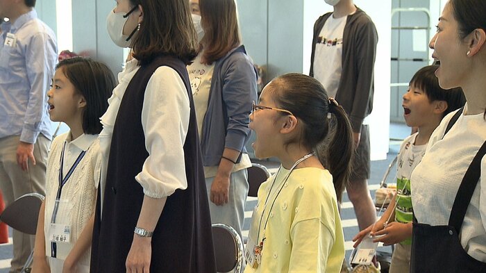 「あいうえお」の発声に取り組む子どもたち