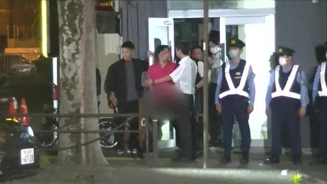 深夜まで続いた家宅捜索