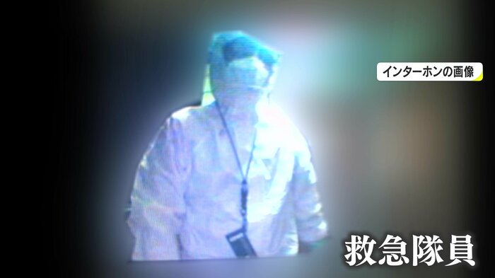 防護服姿の救急隊員