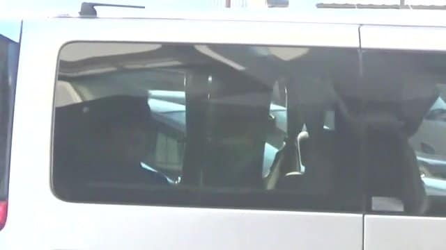 移送される男