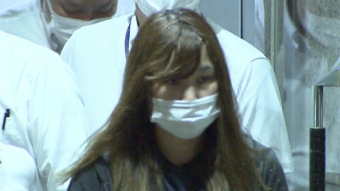 部屋から出ないようドアを...3歳長女餓死 母の二面性