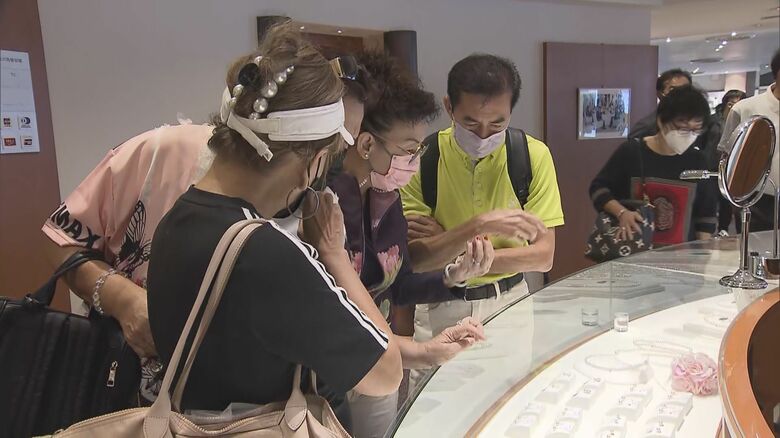 歴史的円安で“爆買い”再び…アジアからの団体ツアー客に密着　真珠店では「値段関係なく好きな物買う」｜FNNプライムオンライン