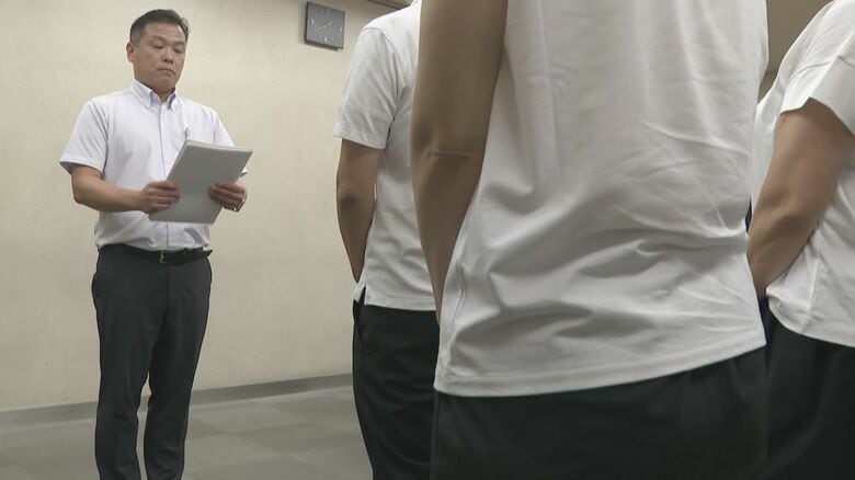 背景の1つに“盗撮画像共有事件”…『学級写真廃止』小学校側の決定に保護者らが抗議「交友関係が分からない」｜FNNプライムオンライン