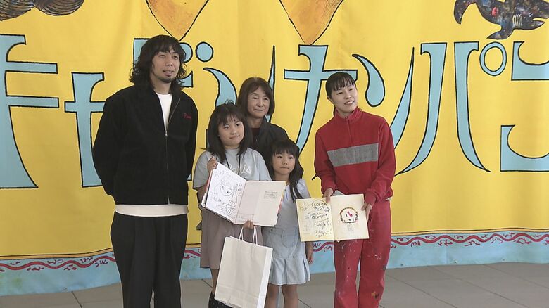 「ザ・キャビンカンパニー」の美術展　来場者3万人突破　小学4年生に似顔絵の絵本など贈呈　大分｜FNNプライムオンライン
