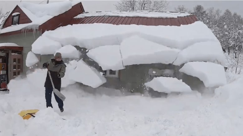 間一髪…屋根から一気に落雪する映像が衝撃的　雪かき作業の注意点を専門家に聞いた｜FNNプライムオンライン