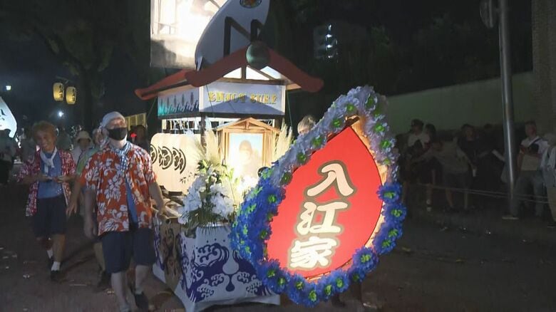 59歳のサーファーが最後の波に乗る精霊流し　海と波をイメージした精霊船で妻が見送る「ありがとう」の気持ちを船にこめて｜FNNプライムオンライン