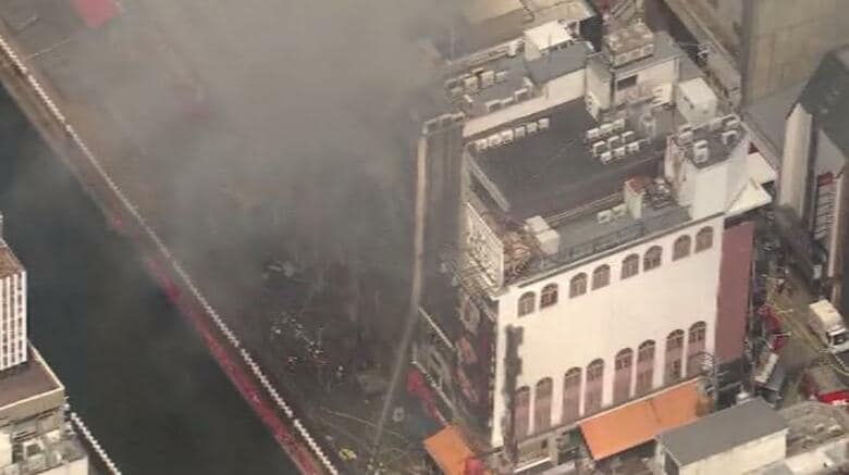 【速報】大阪・宗右衛門町でビル2棟焼く火事　消防隊員含む3人がけが　現在も消火活動｜FNNプライムオンライン