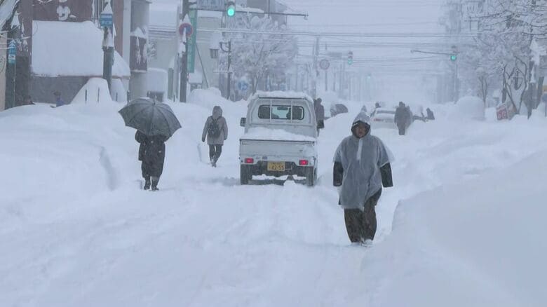 市民も不安・観光客にも容赦なく風雪が―オープン間近のゴルフ場は祈る思い 北海道は太平洋側を中心に“大雪”に 2月に一晩で124センチの大雪を記録した帯広市にはいまだに“大雪の痕跡”も｜FNNプライムオンライン