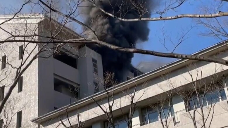 建物からは一時、黒煙があがっていた(午後1時15分ごろ 視聴者撮影)