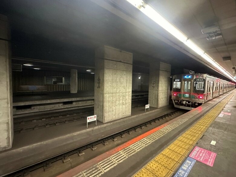 東成田駅のホームから見える旧成田空港駅（奥）