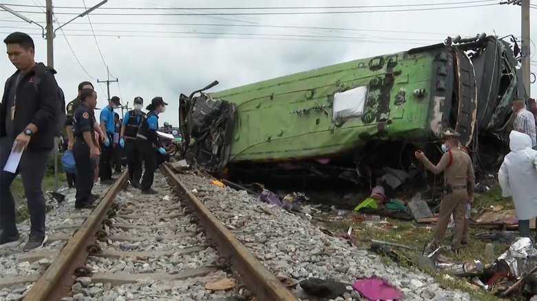 バスと貨物列車が衝突 タイ・バンコク近郊で18人死亡