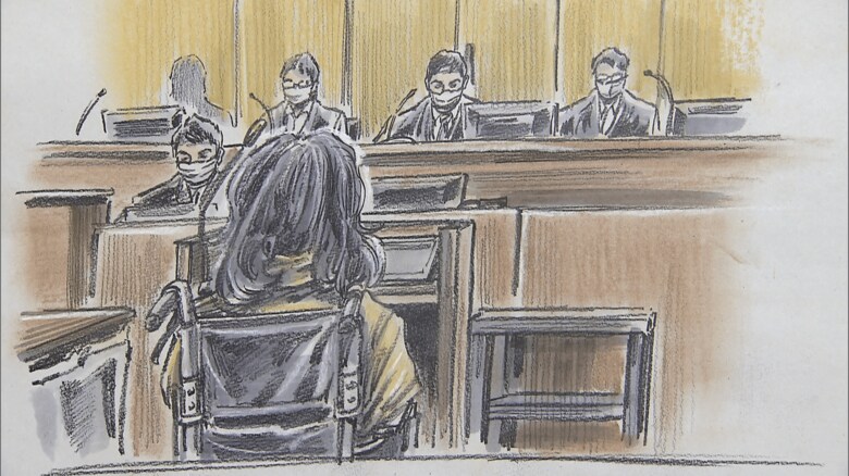 大橋被告は、車いすに座ったまま、判決の言い渡しを聞いていた（イラスト：石井克昌）