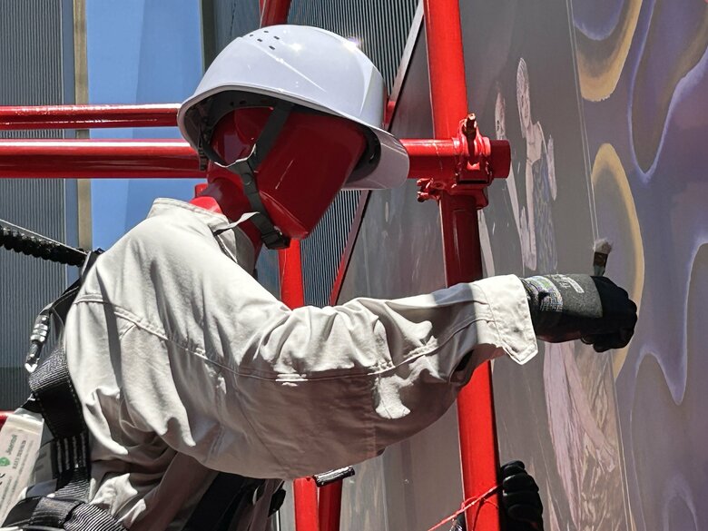 作業員の手には刷毛が！！