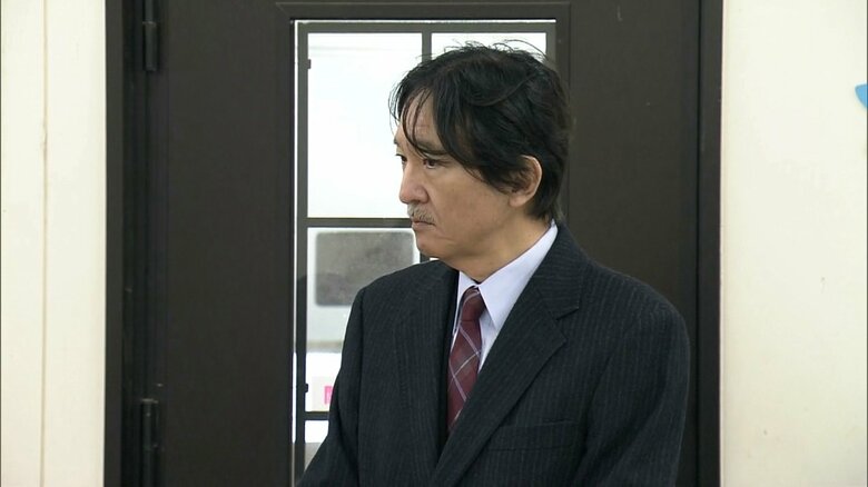 担当者の話に熱心に耳を傾ける秋篠宮さま