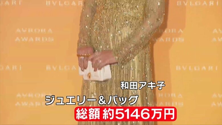 豪華なゴールドのドレスで　和田アキ子さん