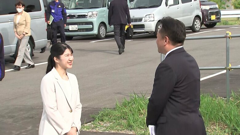 石川・七尾市の「万行第2団地」に到着された愛子さま(5月18日)