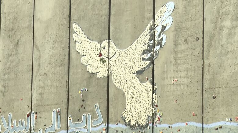 ガザ境界の壁には平和の象徴の白いハト