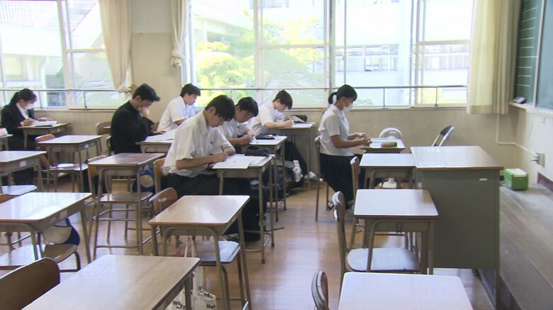 この教室は半数が空席