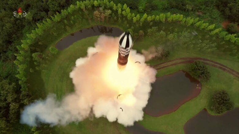 移動式発射機から垂直に打ち上げられた「火星18型大陸間弾道ミサイル」（朝鮮中央テレビ・2023年7月13日）