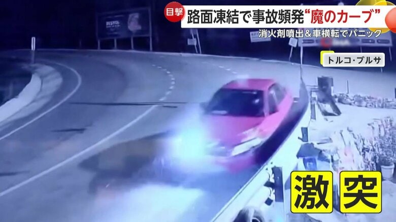 山道に強いはずのバギーも滑って対向車に衝突