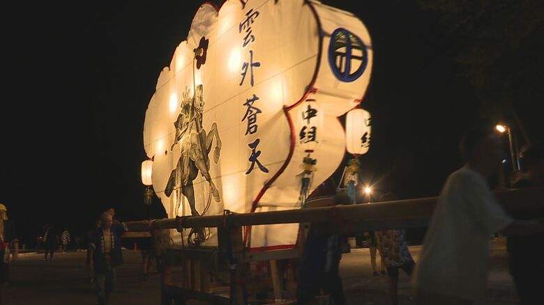 「雲外蒼天」の文字が書かれたキリコ