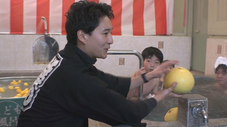 風呂場で接客する相良さん