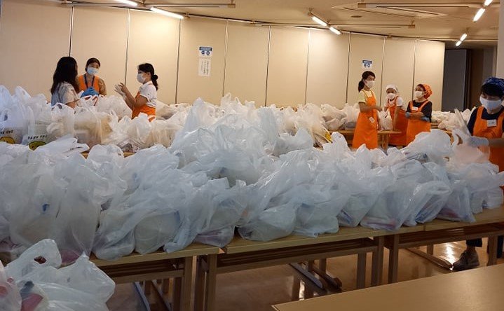 みなと子ども食堂での食料配布の様子