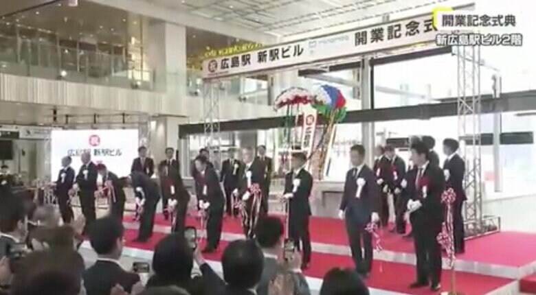 2階の中央アトリウムで行われた「新駅ビル開業記念式典」