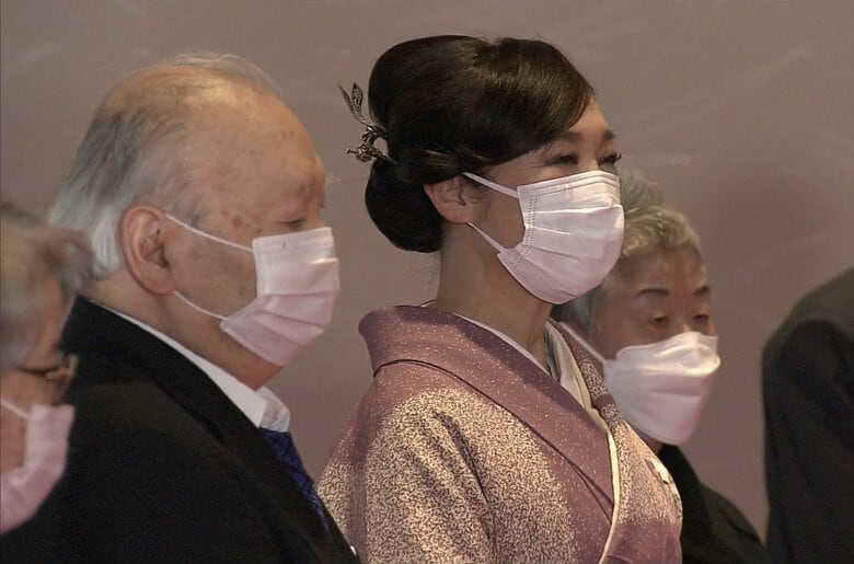 将棋棋士 加藤一二三さん（左）とシンガーソングライター 松任谷由実さん（右）