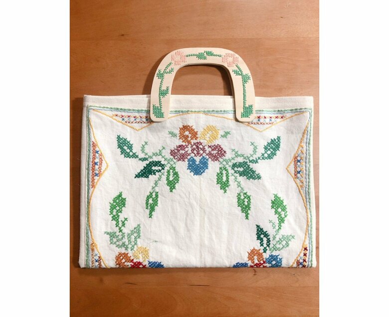 植物刺しゅうのハンドルバッグ（提供：あるる工作会社さん）