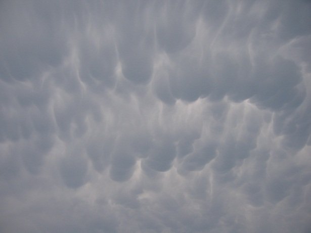 「乳房雲」も竜巻の前兆現象として見られる（画像提供/小林文明）