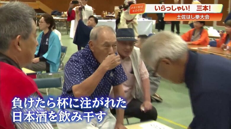 負けて日本酒を飲み干す参加者