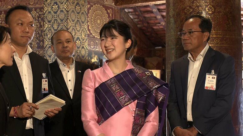 ピンクの民族衣装姿で寺院を訪問された　20日