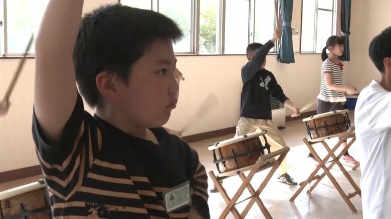 富樫さんの指導を真剣に受ける児童たち