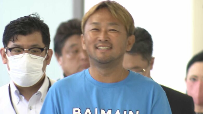 ドバイから帰国したガーシー被告（6月4日午後、成田空港）