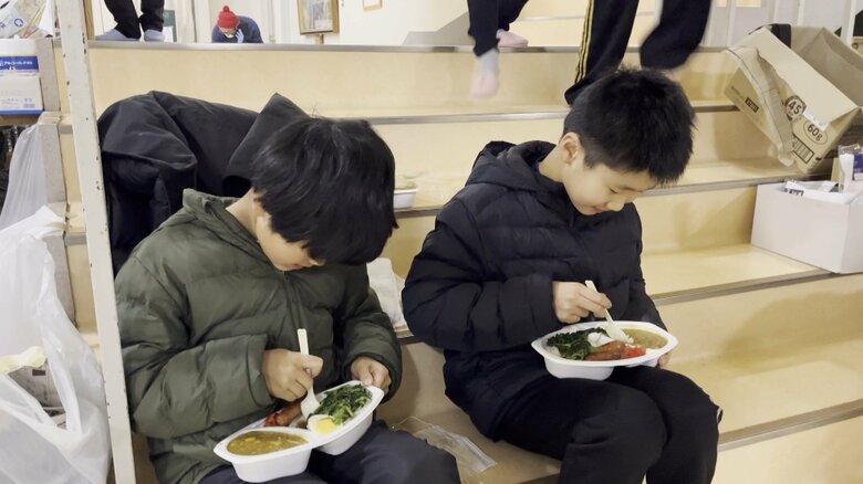 カレーを食べる子どもたち　石川・能登町　1月22日　提供：リズメディア