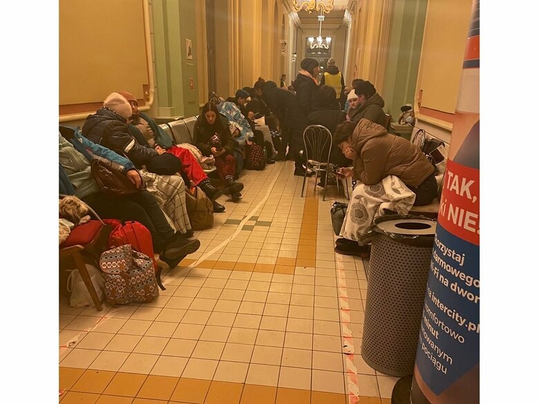 22年3月、鈴木さんが撮影したポーランド国境「プシェミシル駅」の様子