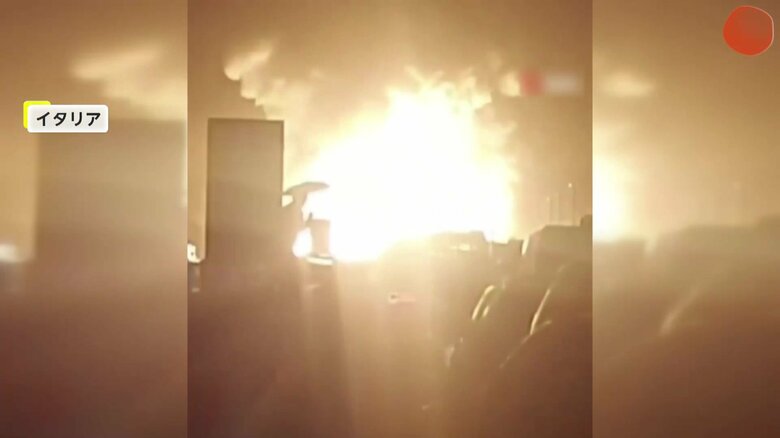 燃料タンクローリーが爆発する瞬間（イタリア南部の高速道路）