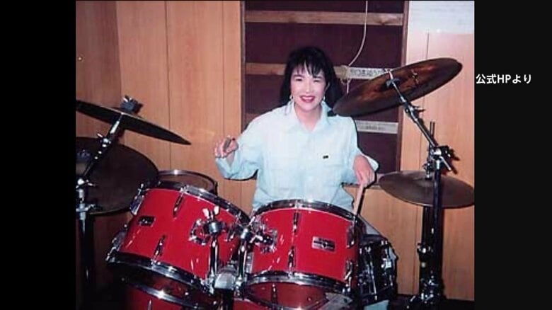 ドラムを演奏する高市氏（公式HPより）