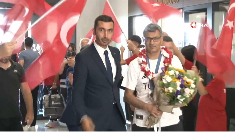 トルコに帰国し大歓迎を受けた　IHA