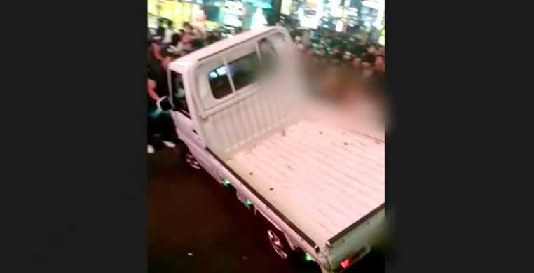 若者らに横転させられたトラック（画像：視聴者提供）