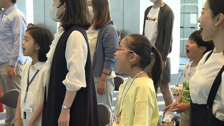 「あいうえお」の発声に取り組む子どもたち