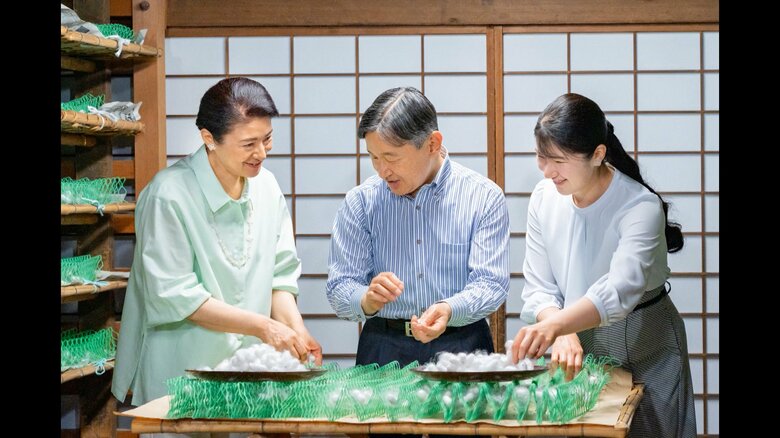 両陛下と愛子さまは、和やかな雰囲気で、御養蚕に臨まれた（宮内庁提供）