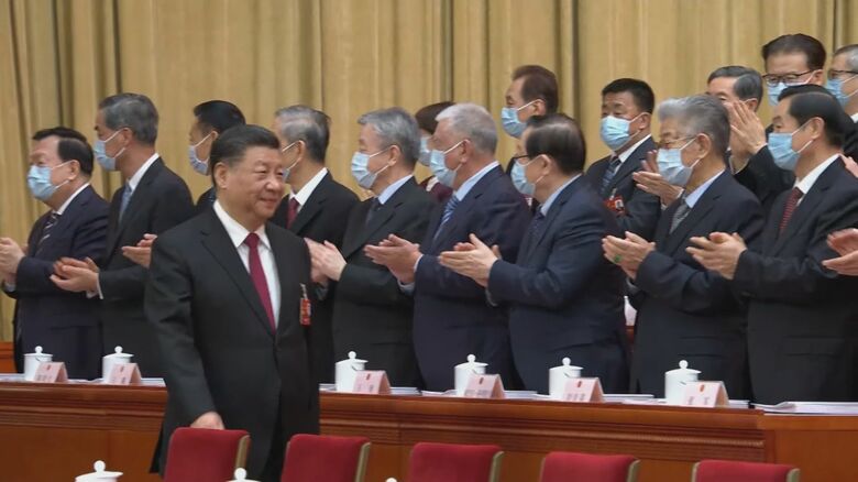 笑顔で議場に入る習主席