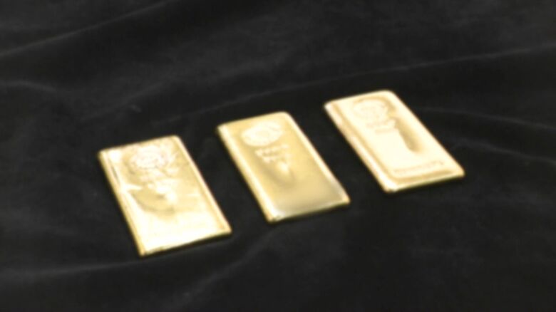 高齢者に金の購入を迫る特殊詐欺（イメージ）